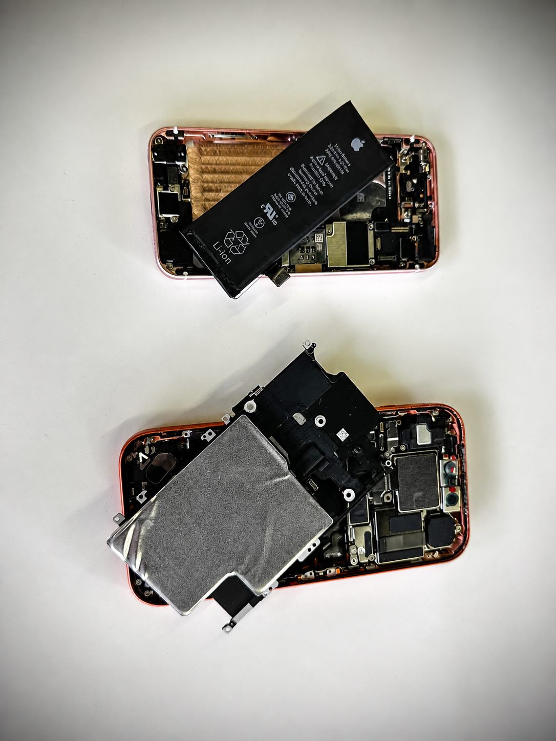 iPhone-uri desfăcute în timpul înlocuirii bateriei