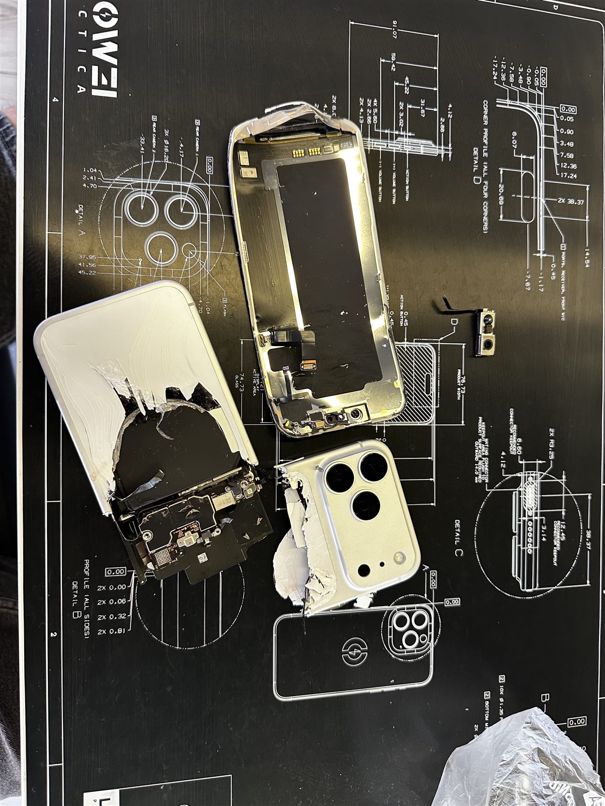 iPhone grav deteriorat, desfăcut pentru evaluarea recuperării de date