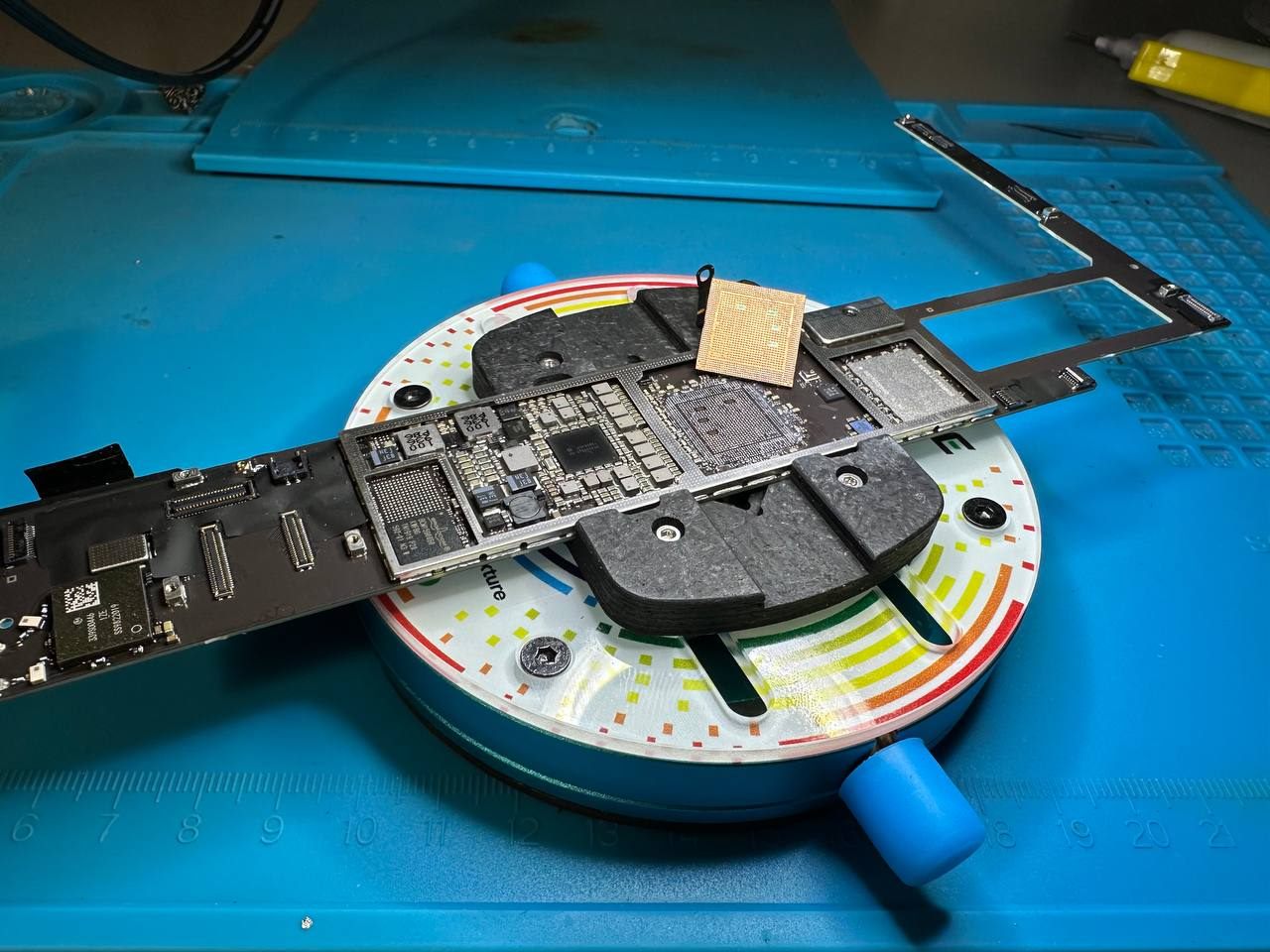 Placă de iPad pregătită pentru intervenție la nivel de procesor