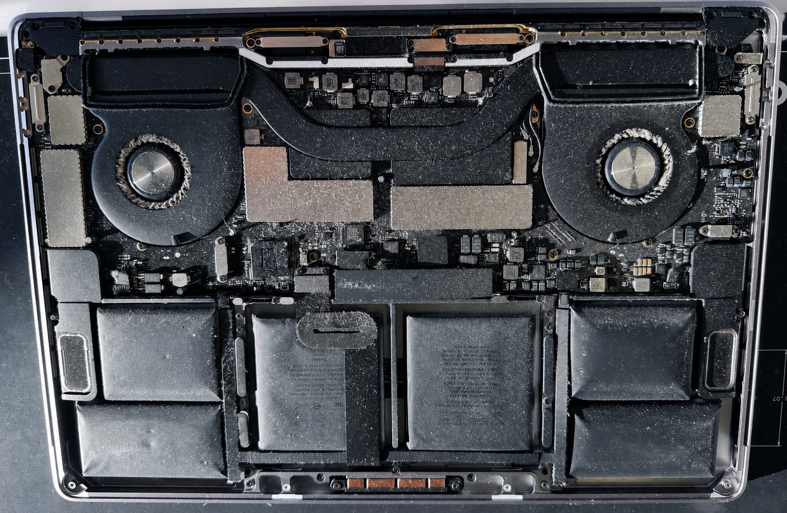 Interior de MacBook cu praf acumulat